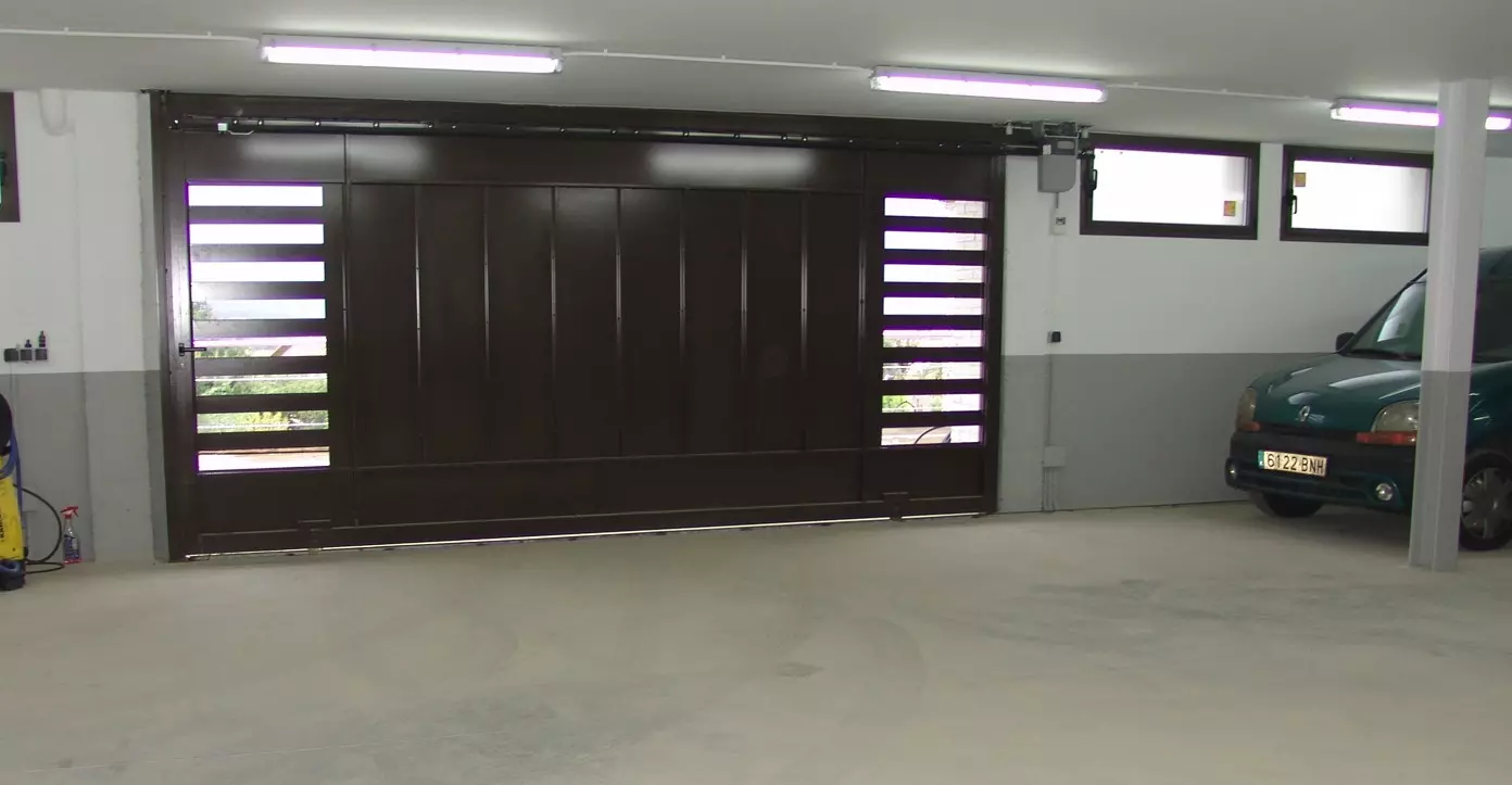puerta garaje corredera Puertas correderas garaje Pamplona