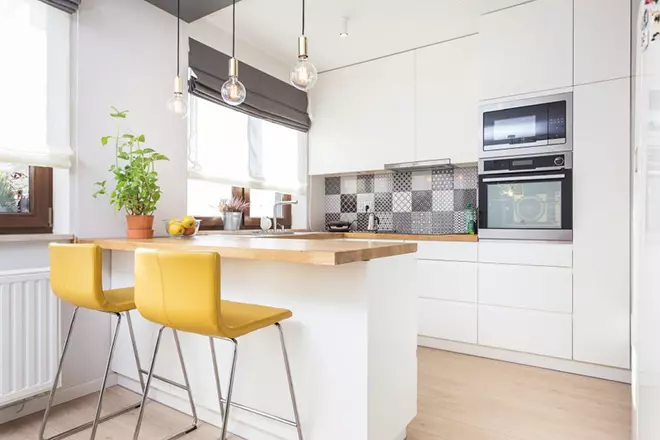 cocina encimera de madera con silestone blanco